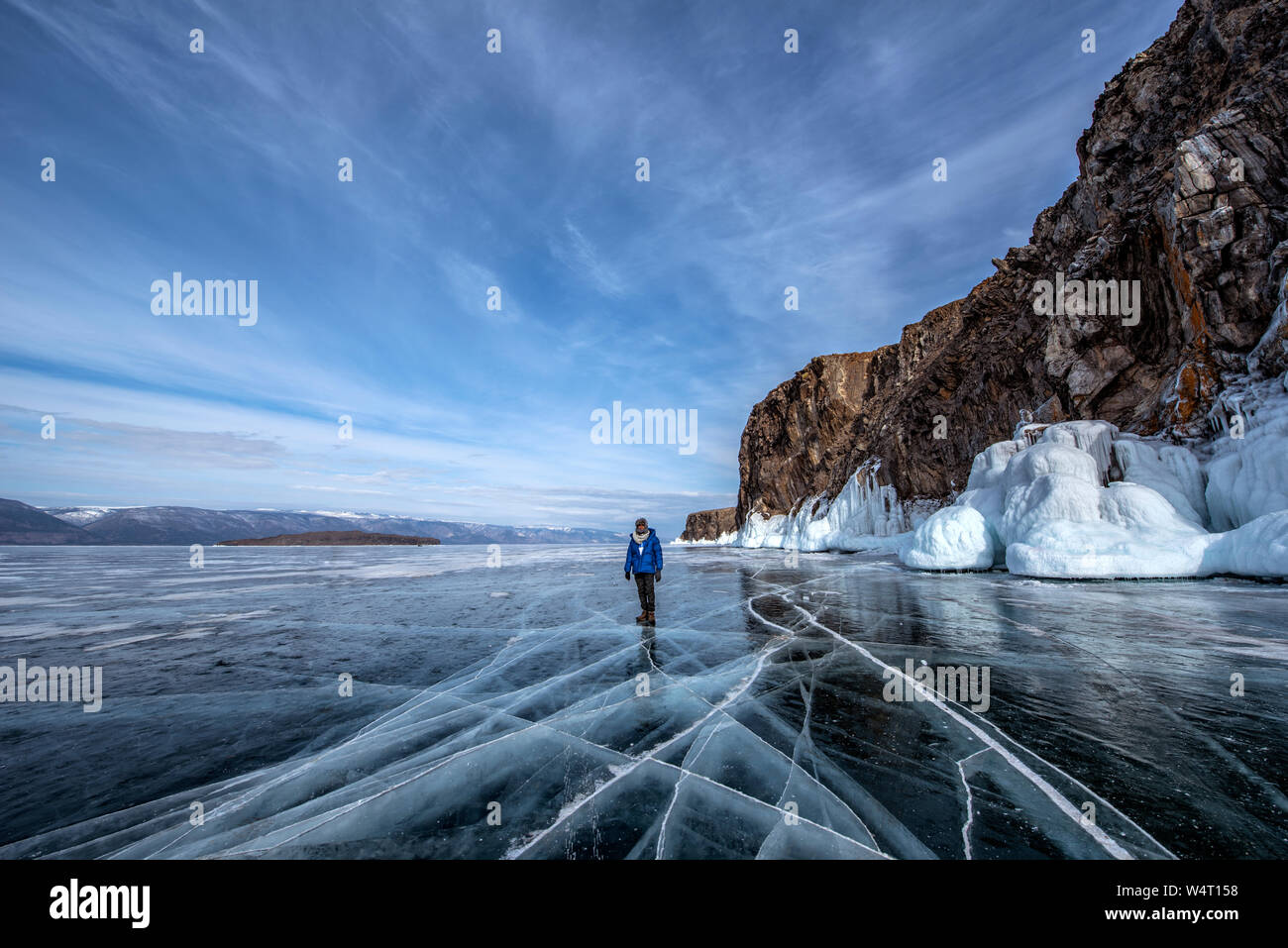 Homme debout sur le Lac Baïkal gelé en hiver, Sibérie, Russie Banque D'Images