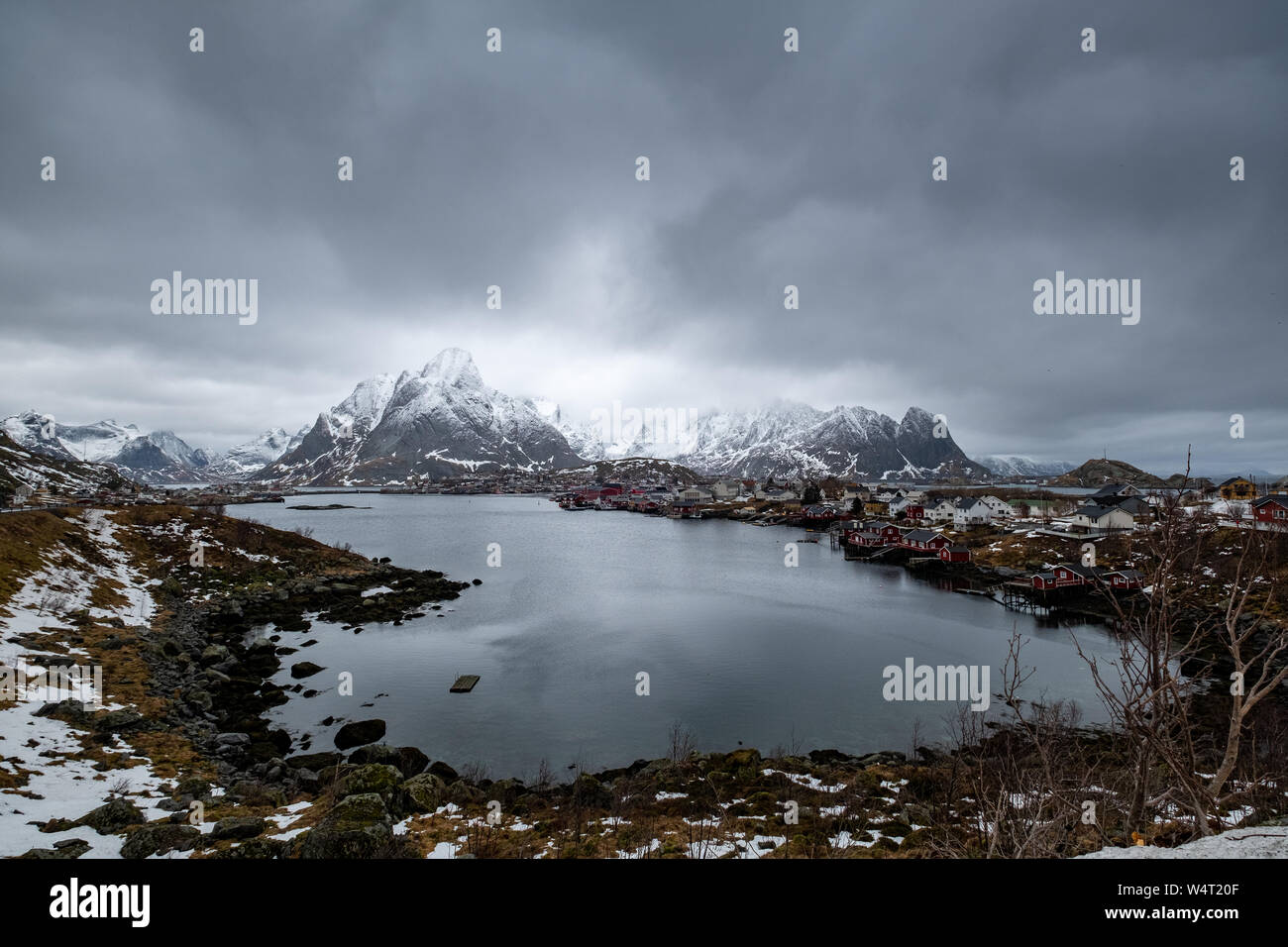 Moody ciel au-dessus de paysage de montagne, Reine, Moskenes, Lofoten, Nordland, Norvège Banque D'Images
