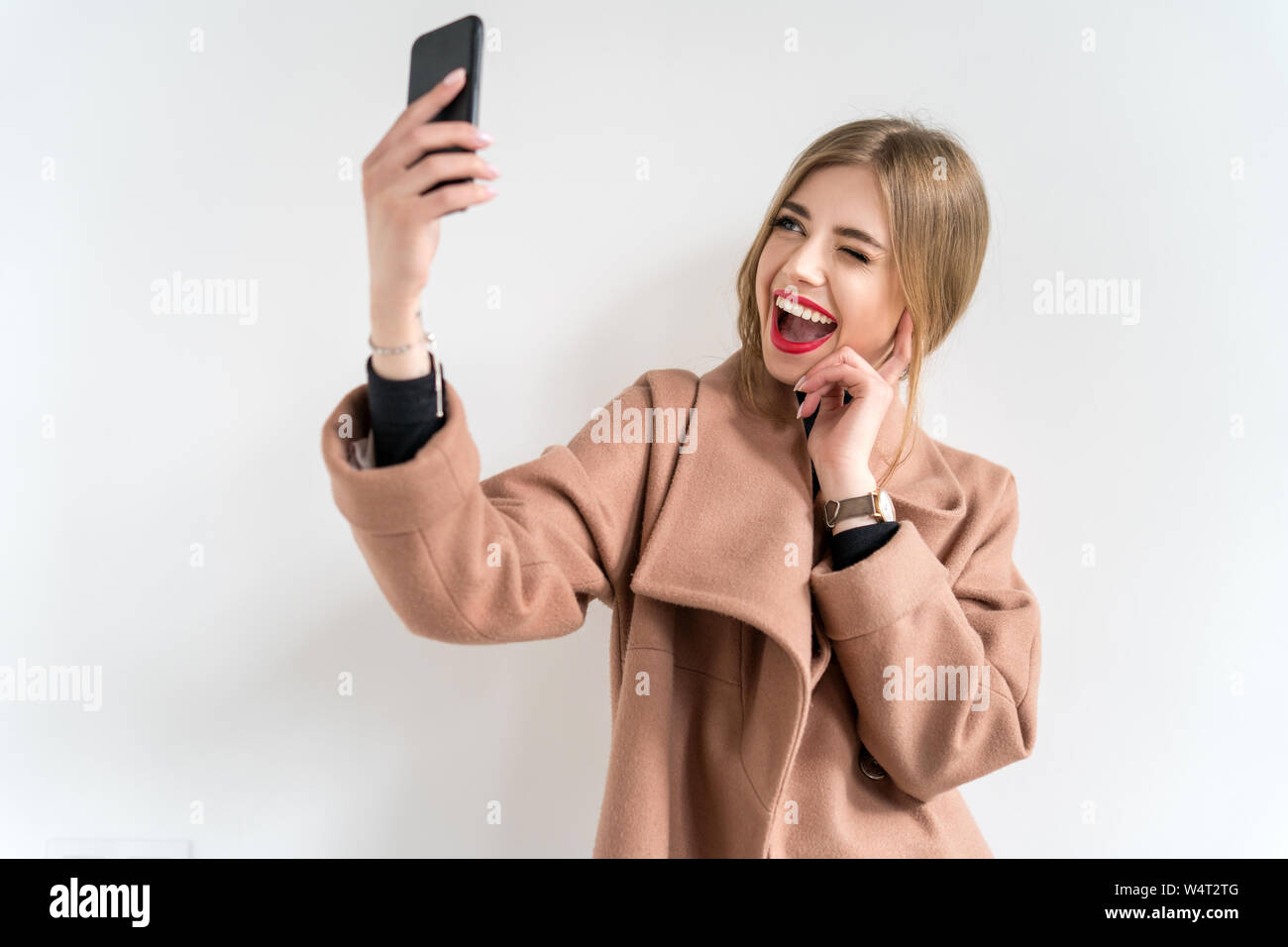 Portrait d'une femme prenant une selfies Banque D'Images