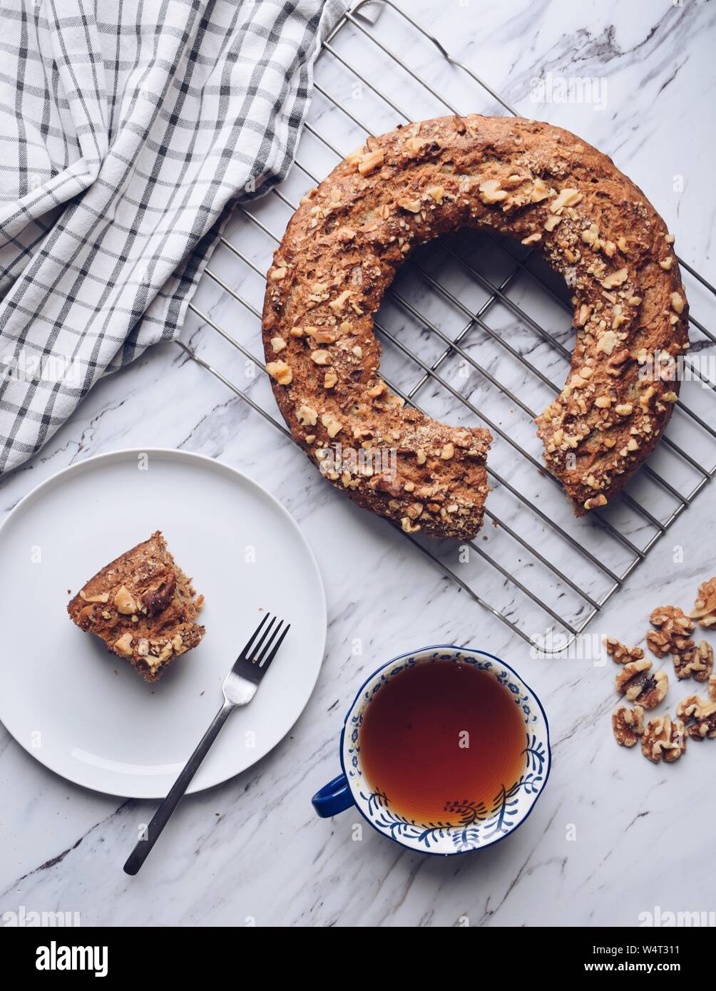 Et walnut cake banane avec plateau Banque D'Images