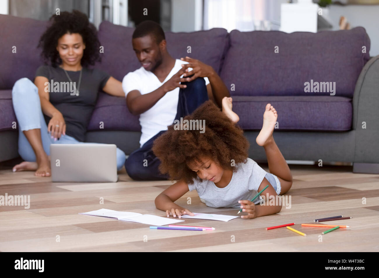 La famille africaine de passer du temps à la maison assis sur marbre chaud Banque D'Images