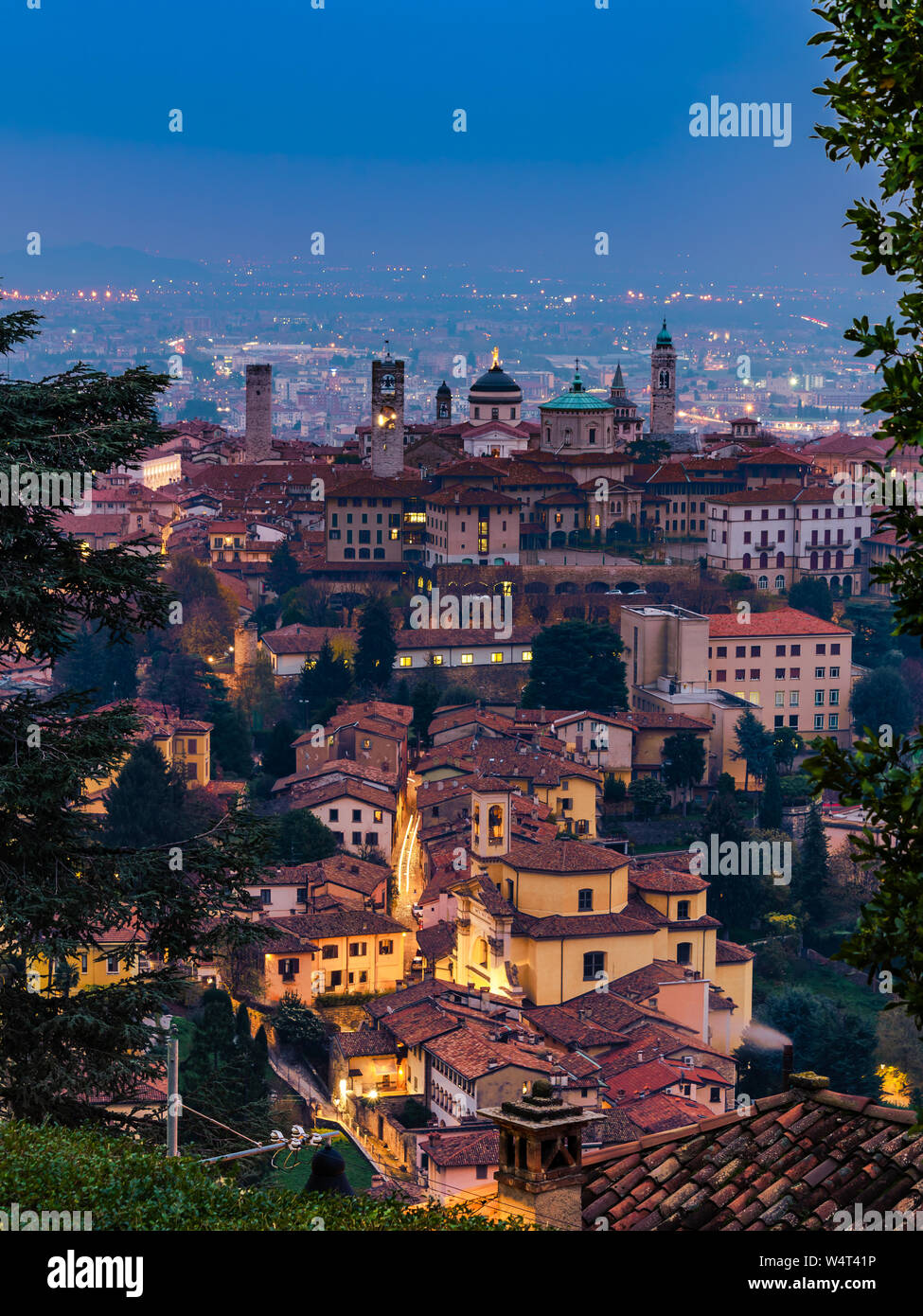 Bergamo, Italie, 21/11-18. Vue sur Città Alta de Bergame à partir de la colline de Castello di San Vigilio après le coucher du soleil. Corridoni dans la distance. Banque D'Images