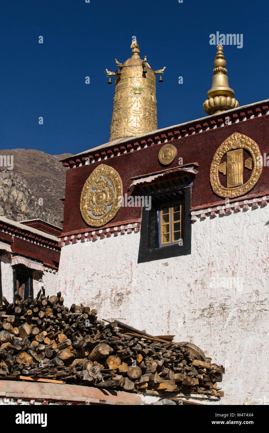 La Chine, Tibet, Lhasa, bois empilé en face de la salle de l'Assemblée de la Buddhist Drepung fondée en 1416, et se sont le plus grand monastère dans tous les logements du Tibet jusqu'à 10 000 moines à la fois. Banque D'Images