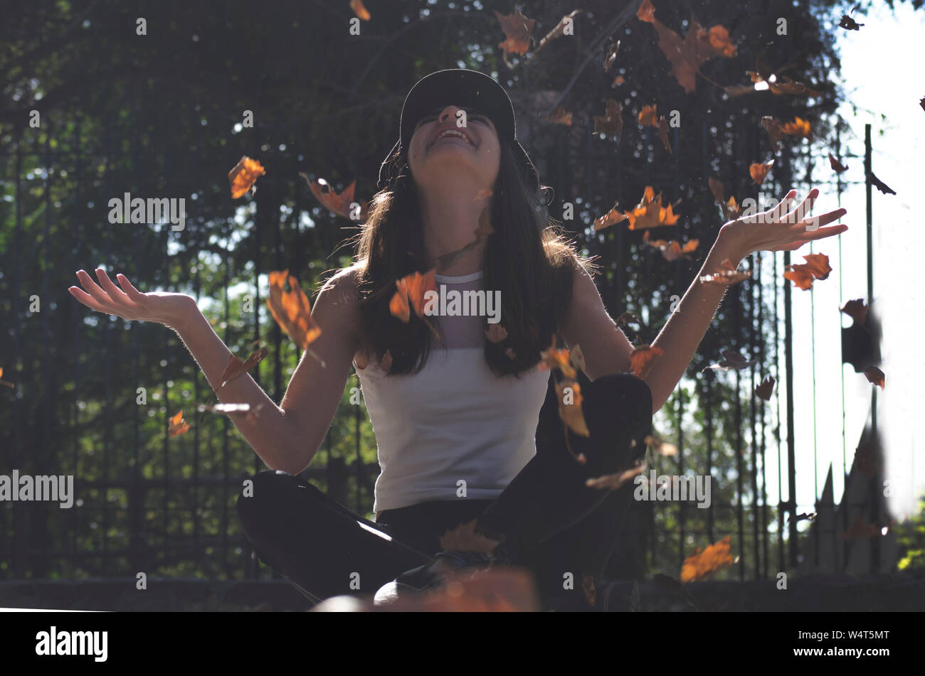 Teenage girl sitting sur le terrain laisse jeter en l'air, de l'Argentine Banque D'Images