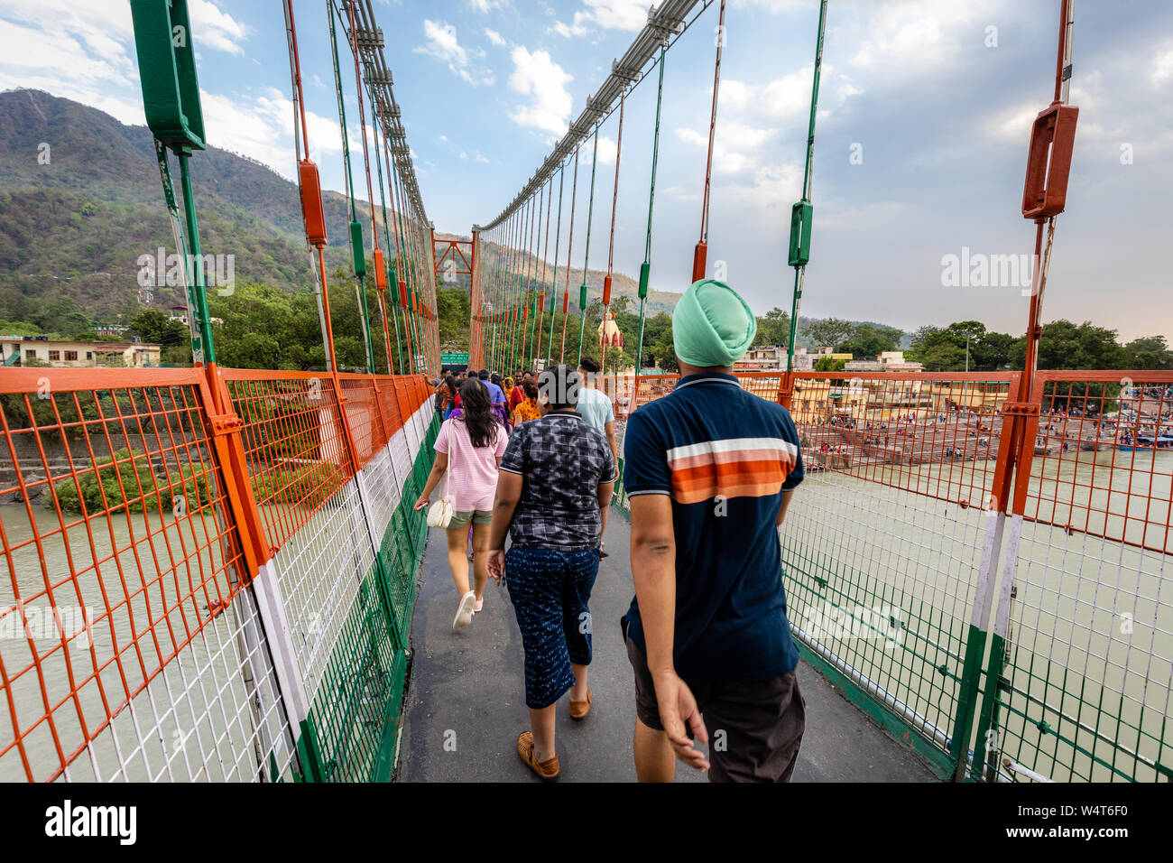 Les gens traversent Ram Jhula sur le fleuve Ganga dans la ville spirituelle de Rishikesh dans l'état d'Uttarakhand en Inde Banque D'Images