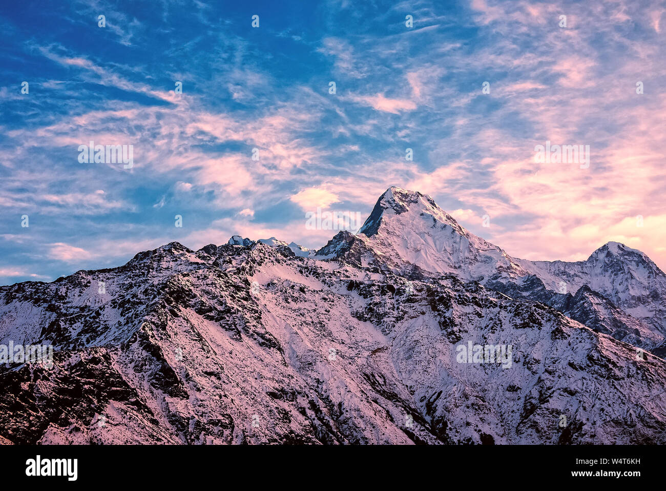 Le lever du soleil dans les montagnes de l'Himalaya, Népal Banque D'Images Le lever du soleil dans les montagnes de l'Himalaya, Népal Banque D'Images