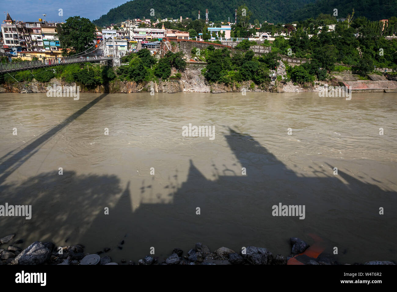 Ombre de temples sur la banque du fleuve Ganga dans l'eau de la ville de Rishikesh dans l'état d'Uttarakhand en Inde Banque D'Images