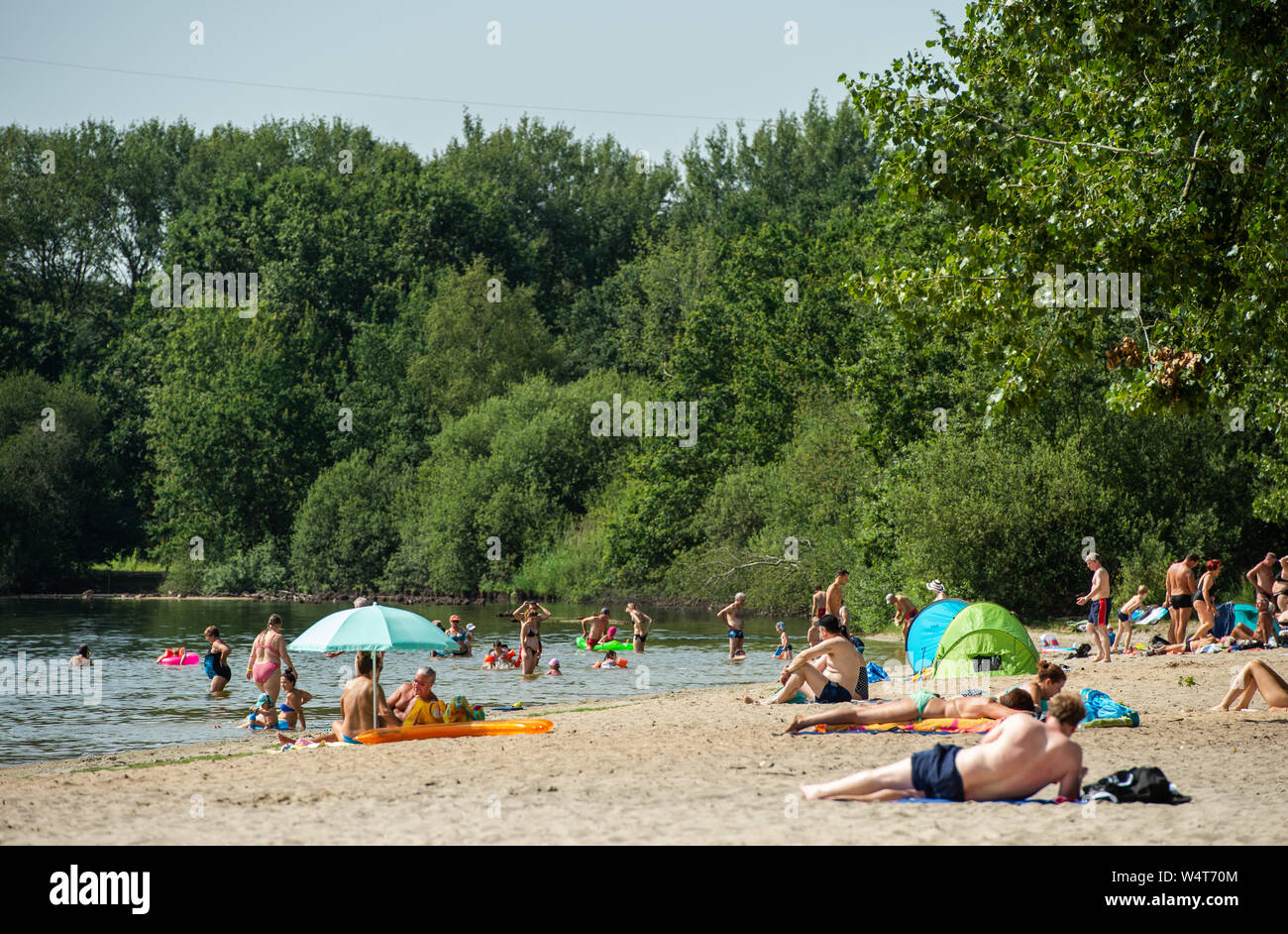 Hanovre, Allemagne. Le 25 juillet, 2019. Les gens se baigner dans l'Altwarmbüchener Voir (photographie aérienne avec un bourdon). Une nouvelle vague de chaleur fait l'Allemagne avec la sueur des températures record. Credit : Christophe Gateau/dpa/Alamy Live News Banque D'Images