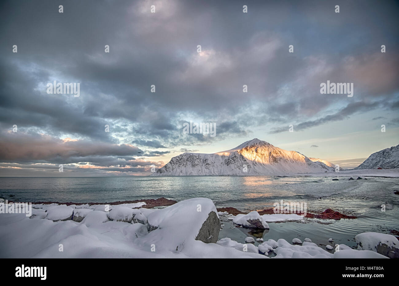 Skagen beach dans la neige, Flakstad, Lofoten, Nordland, Norvège Banque D'Images