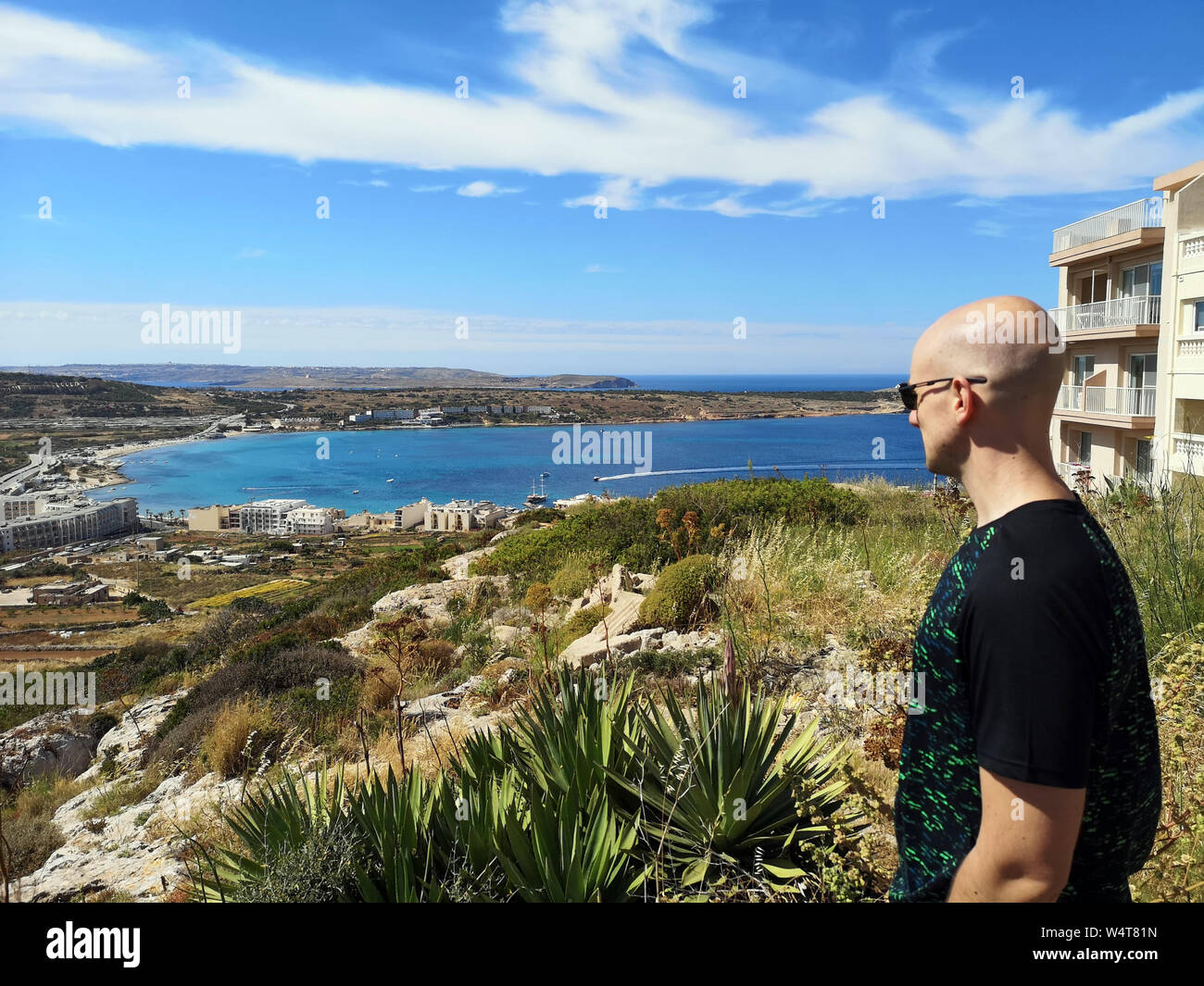 Man looking at view, Mellieha, Malte Banque D'Images