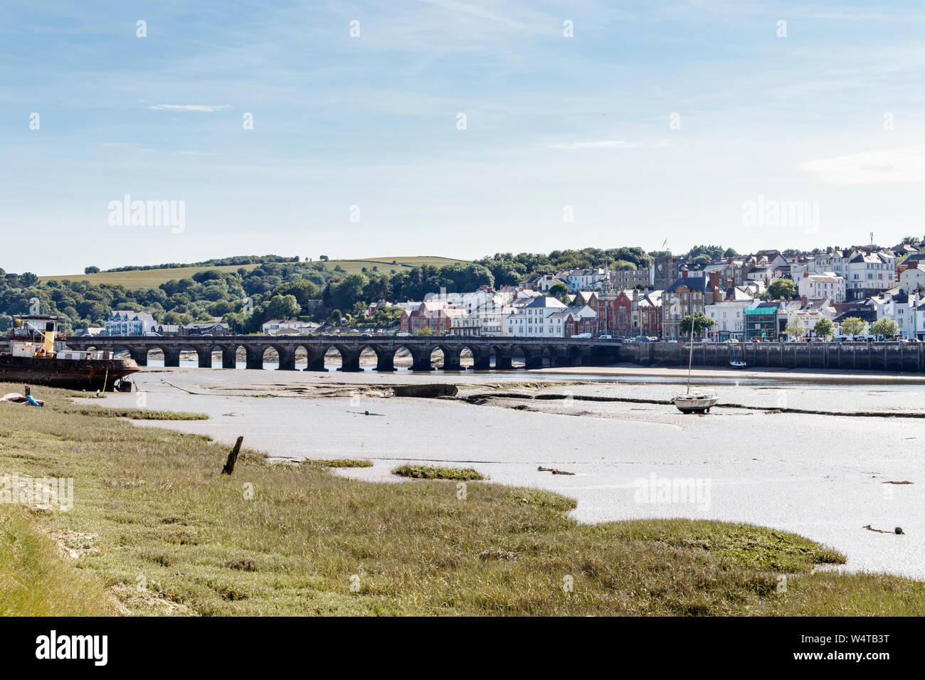 L'ancienne ville maritime de Bideford, Devon, Royaume-Uni, de l'autre côté de la rivière Torridge est à l'eau, le vieux pont sur la gauche Banque D'Images