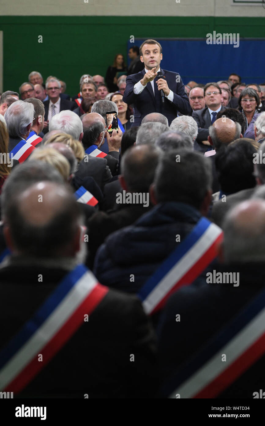 Emmanuel Macron à l'occasion du lancement du grand débat national à Bourgtheroulde (nord de la France) sur 2019/01/15 Banque D'Images