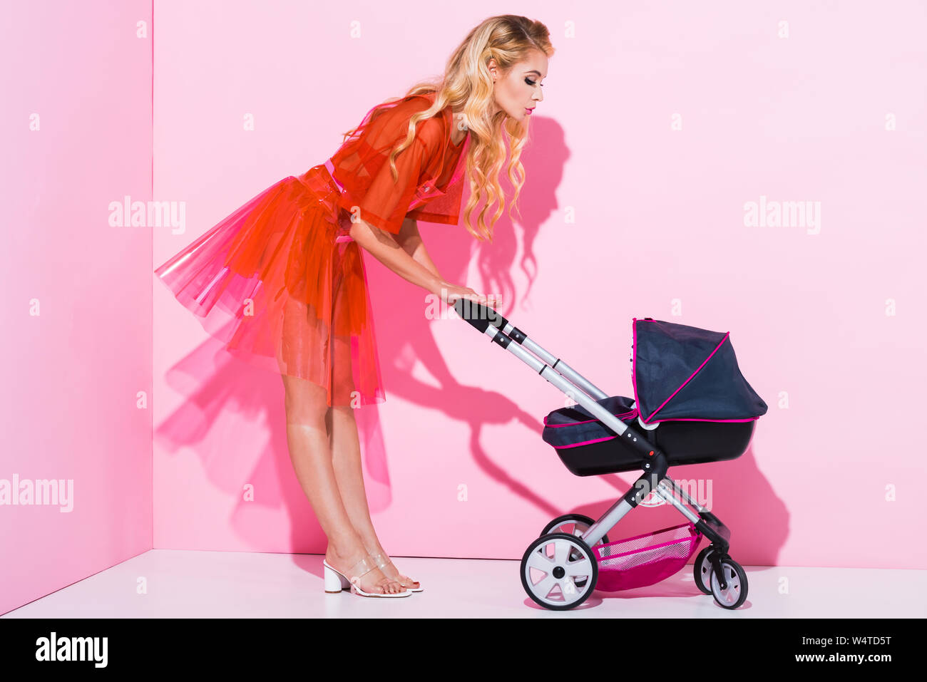 Belle Fille Avec Poussette De Bebe Tacaud Levres Sur Rose Concept De Poupee Photo Stock Alamy Belle Fille Avec Poussette De Bebe Tacaud Levres Sur Rose Concept De Poupee Photo Stock Alamy
