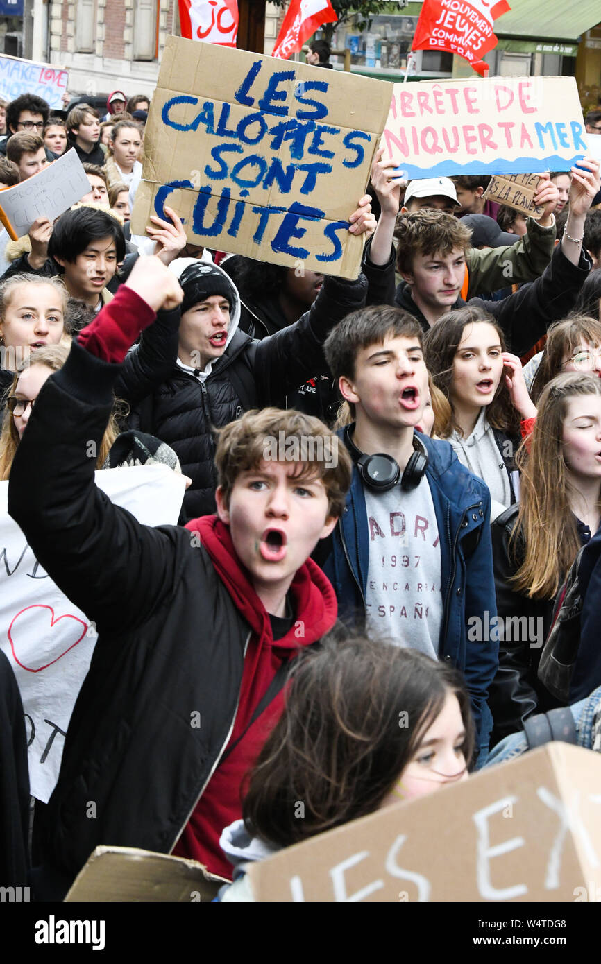 Le changement climatique jeunesse manifestation à Rouen (France) le 15 mars 2019. Procession d'étudiants. Plaquette "Les sélection libre sont cuites" Banque D'Images