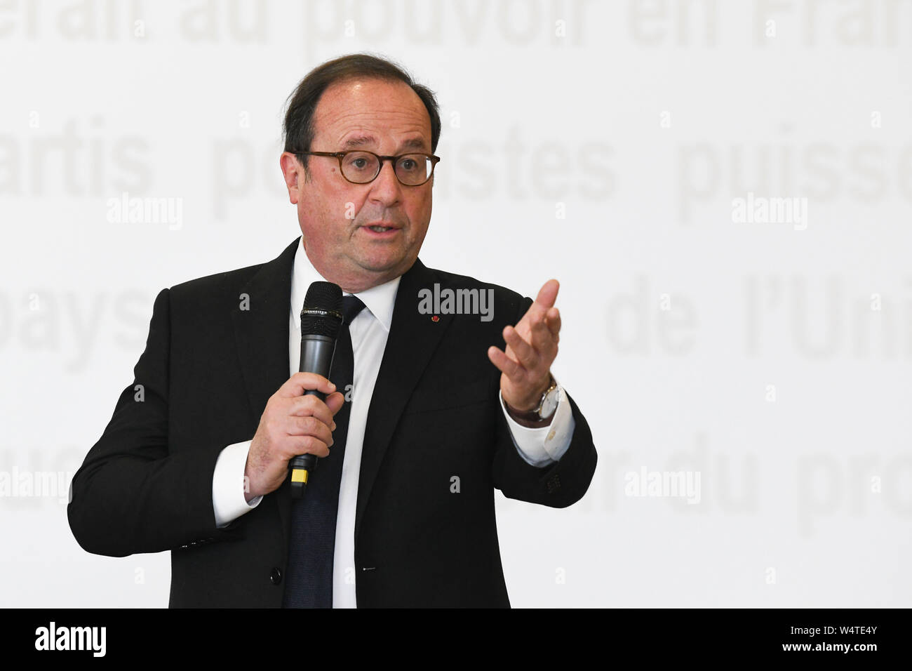 François Hollande rencontre les élèves de l'école secondaire Lycee Marc Bloch de Val-de-Reuil (Normandie, nord de la France 2019/04/04) Banque D'Images