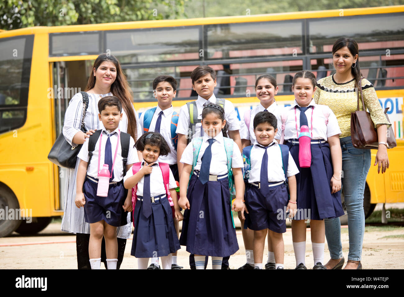 Groupe d'enfants de l'école avec les enseignants dans le groupe permanent Banque D'Images