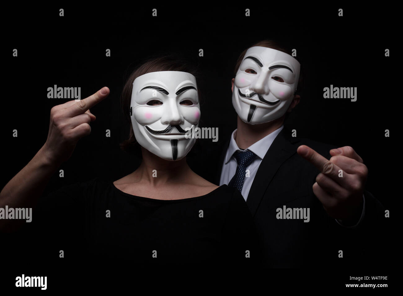 PRAGUE - 6 mars : deux membres du groupe de hackers activistes anonymes  avec masque studio shot Photo Stock - Alamy
