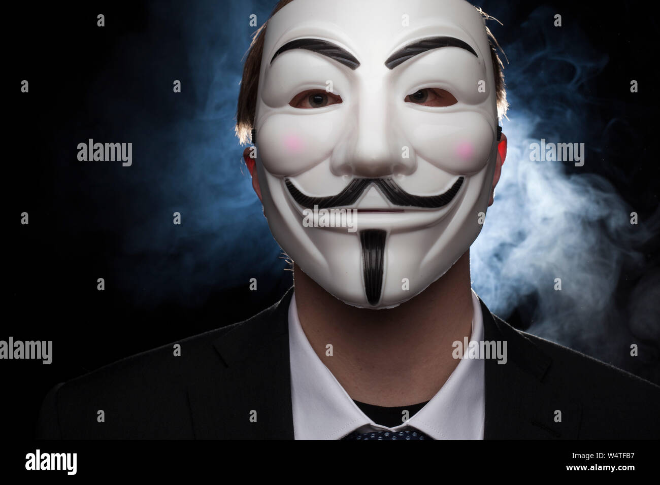 Militant anonyme hacker avec masque studio shot Banque D'Images