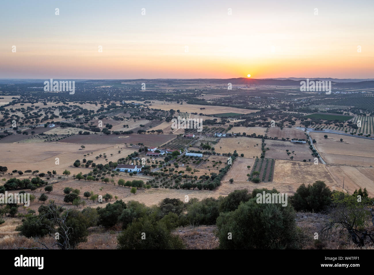 Coucher du soleil sur les champs, Monsaraz, Portugal Alqueva Banque D'Images