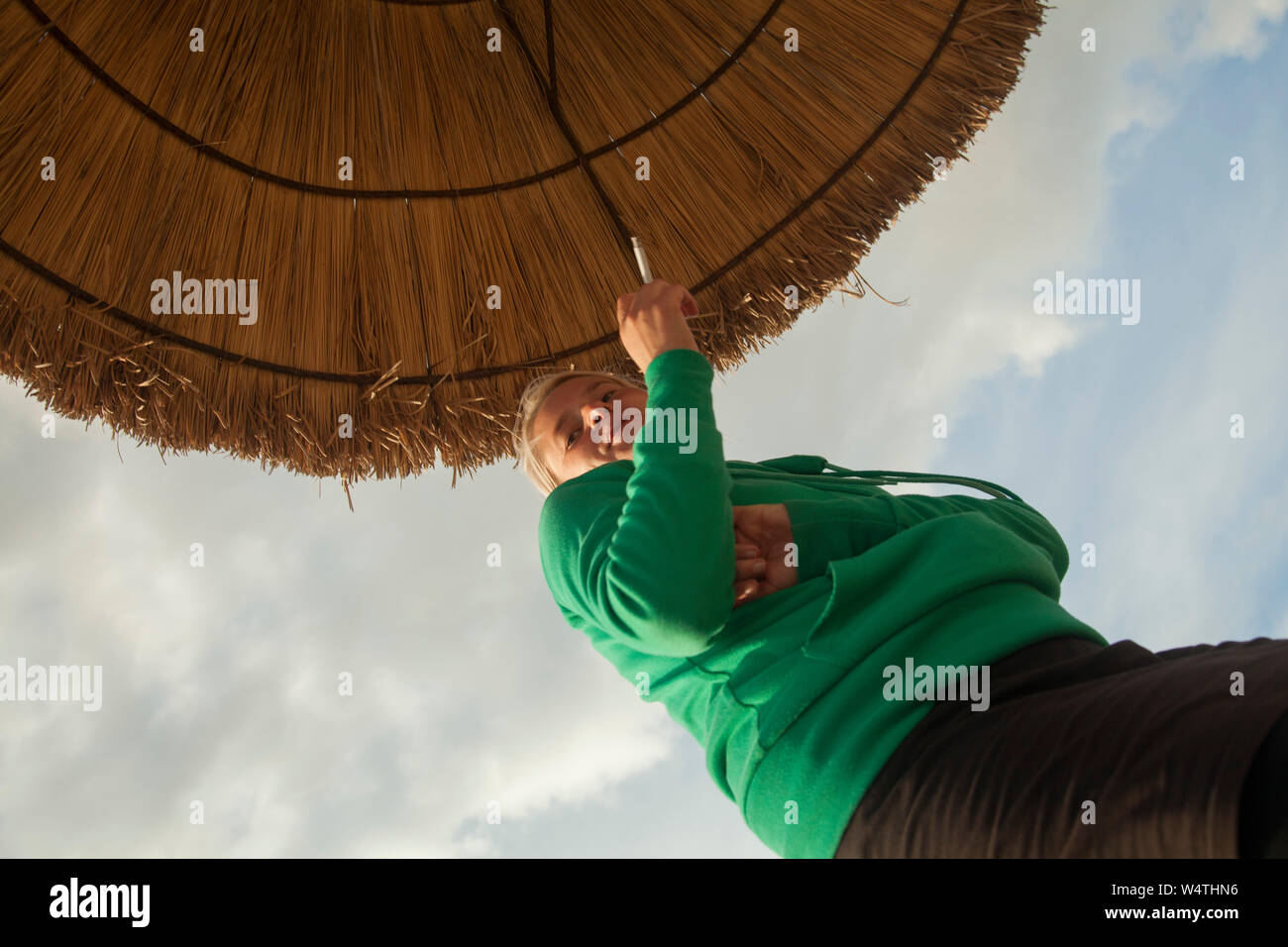 Femme fumant cigarette sur la plage Banque D'Images
