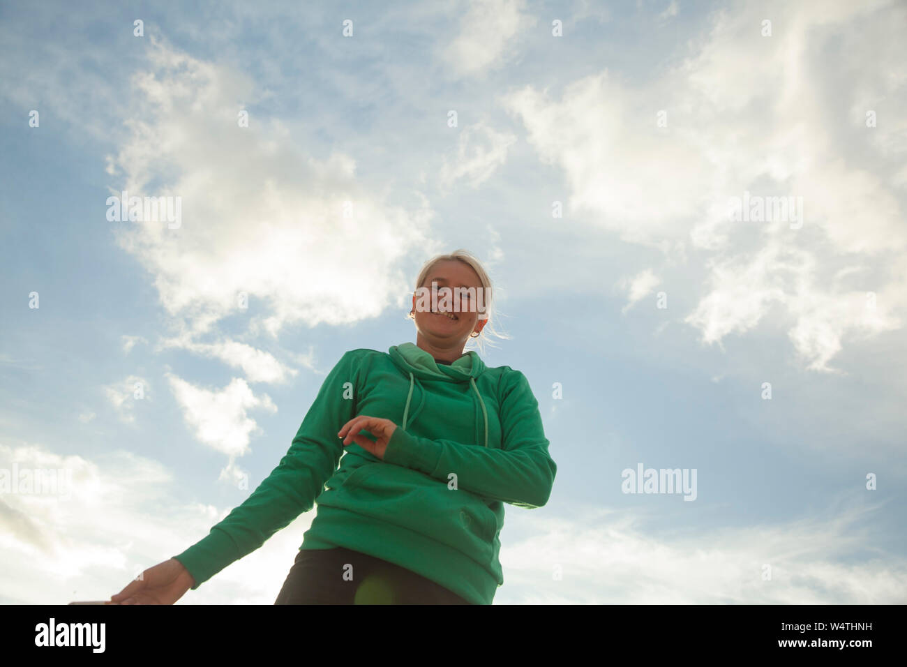Femme fumant cigarette sur la plage Banque D'Images