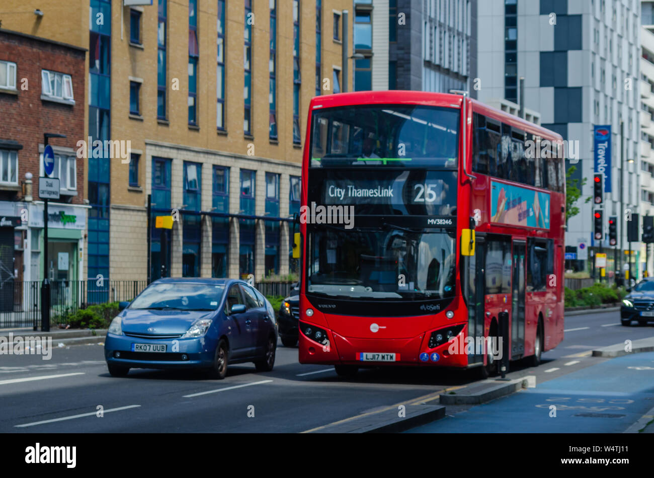 Londres, Royaume-Uni - Mai 21, 2019 Un véhicule de transport urbain typique de la conduite dans la rue de Londres, le symbole de la ville Banque D'Images
