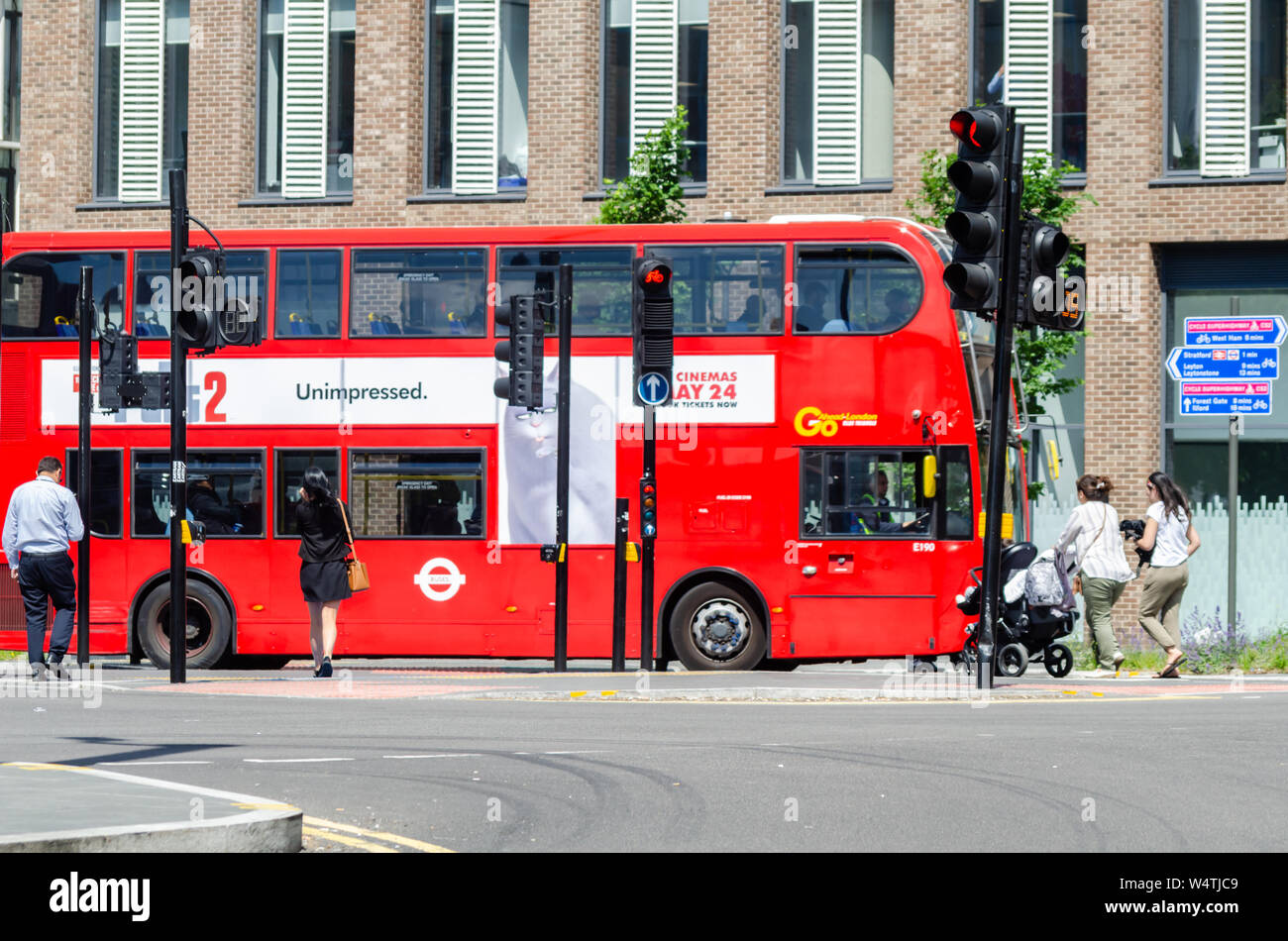 Londres, Royaume-Uni - Mai 21, 2019 Un véhicule de transport urbain typique de la conduite dans la rue de Londres, le symbole de la ville Banque D'Images