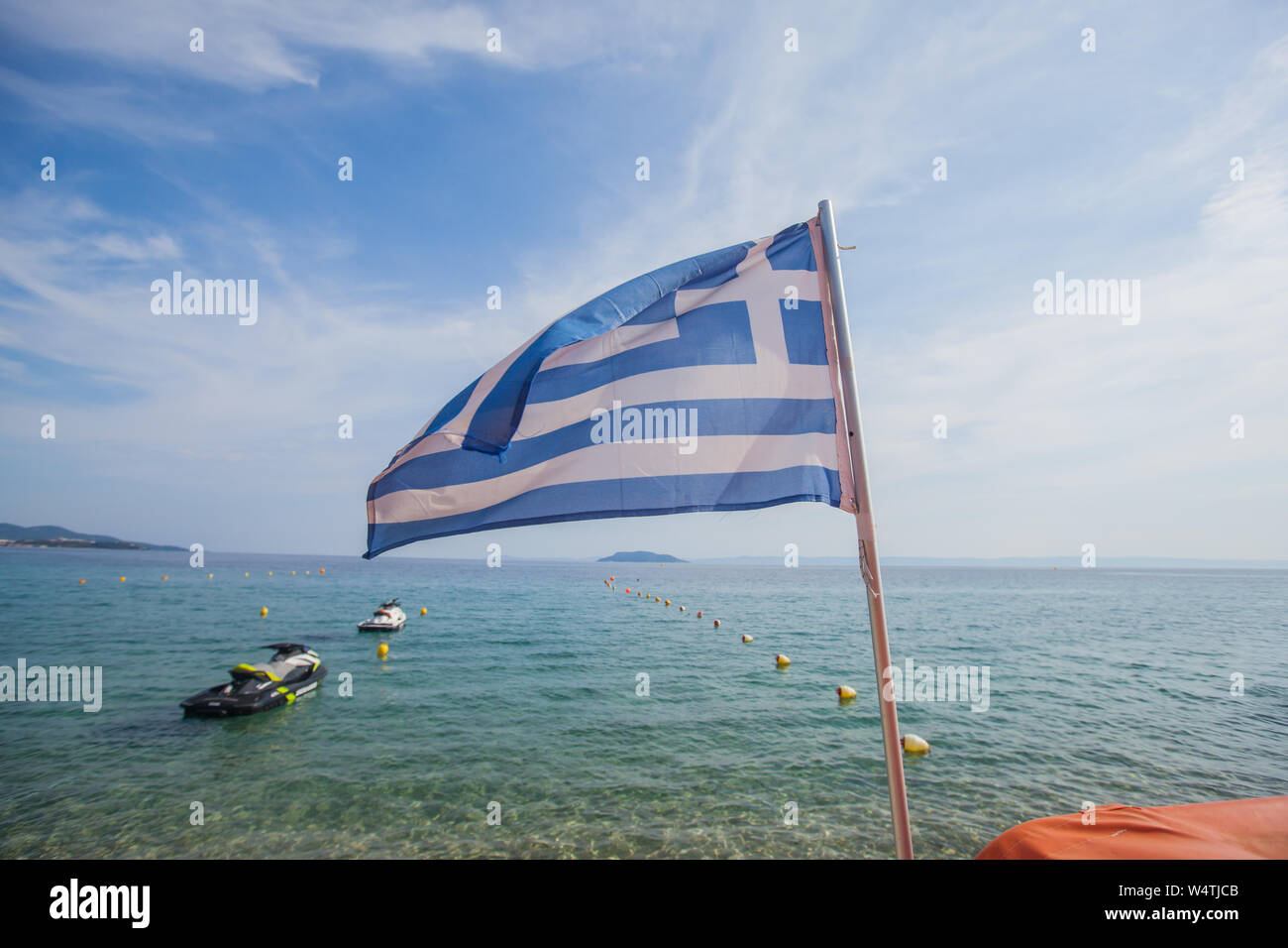 Destination de voyage d'été. Drapeau national de la Grèce sur seascape et ciel. Banque D'Images