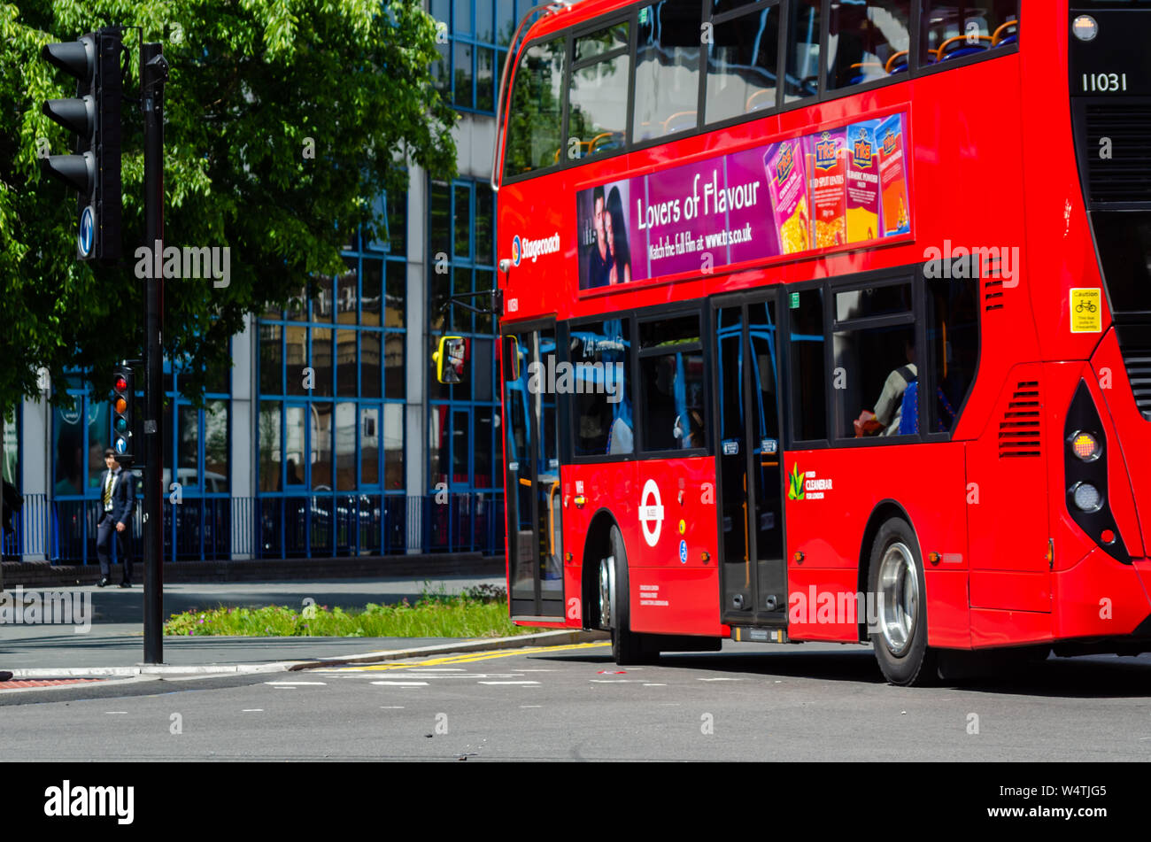 Londres, Royaume-Uni - Mai 21, 2019 Un véhicule de transport urbain typique de la conduite dans la rue de Londres, le symbole de la ville Banque D'Images