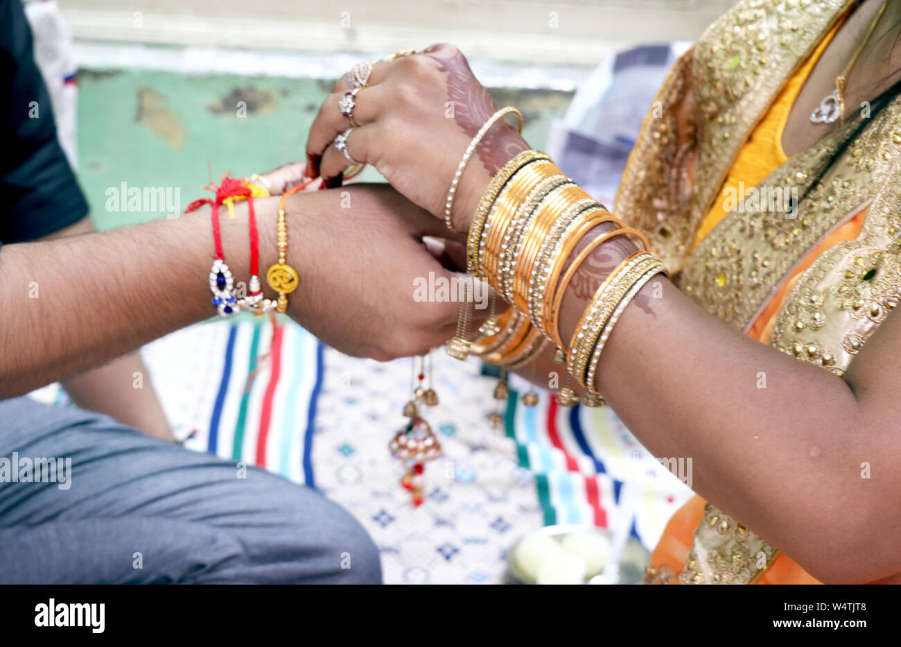 Rakshabandhan Celebre En Inde Comme Un Festival Denotant Frere Sœur L Amour Et Des Relations Soeur Tie Rakhi Comme Symbole De L Amour Intense Pour Son Bro Photo Stock Alamy