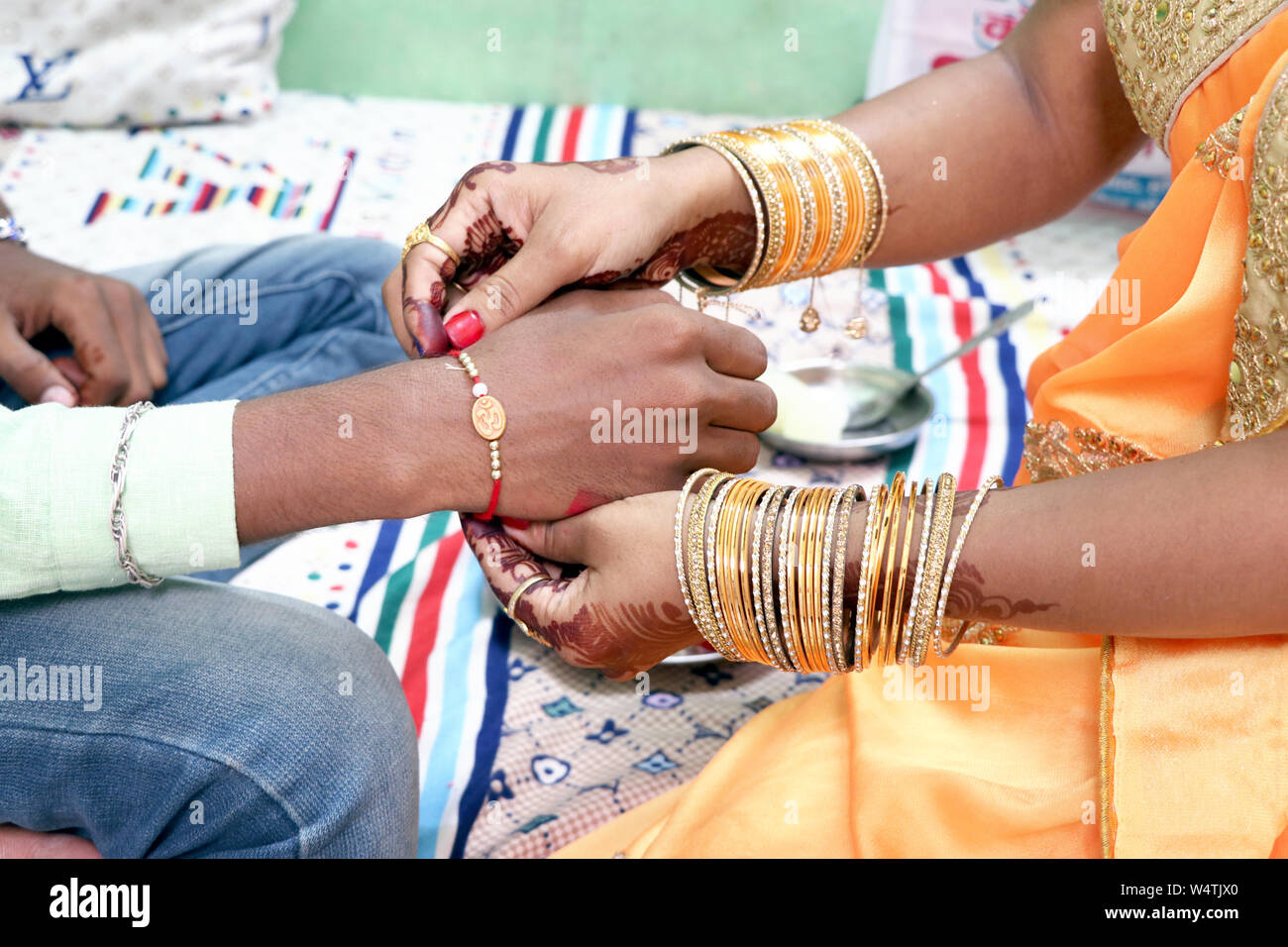 Rakshabandhan, célébré en Inde comme un festival dénotant frère-sœur l'amour et des relations. Soeur tie Rakhi comme symbole de l'amour intense pour son bro Banque D'Images Rakshabandhan, célébré en Inde comme un festival dénotant frère-sœur l'amour et des relations. Soeur tie Rakhi comme symbole de l'amour intense pour son bro Banque D'Images