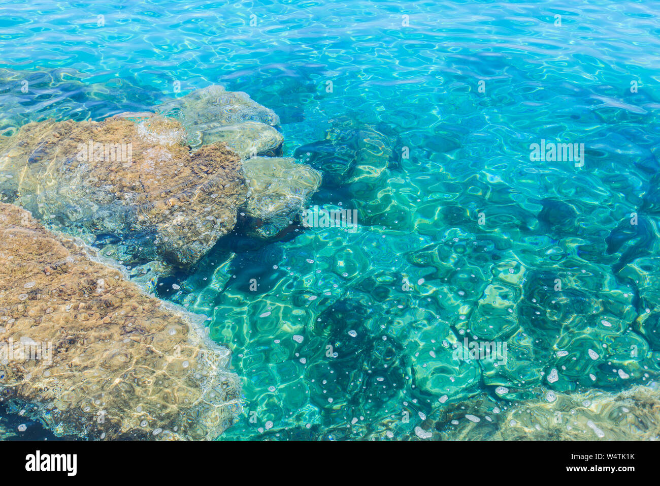 Belle vue sur le paysage marin mer turquoise et la plage de rochers sur journée d'été à côte de la Grèce. Banque D'Images