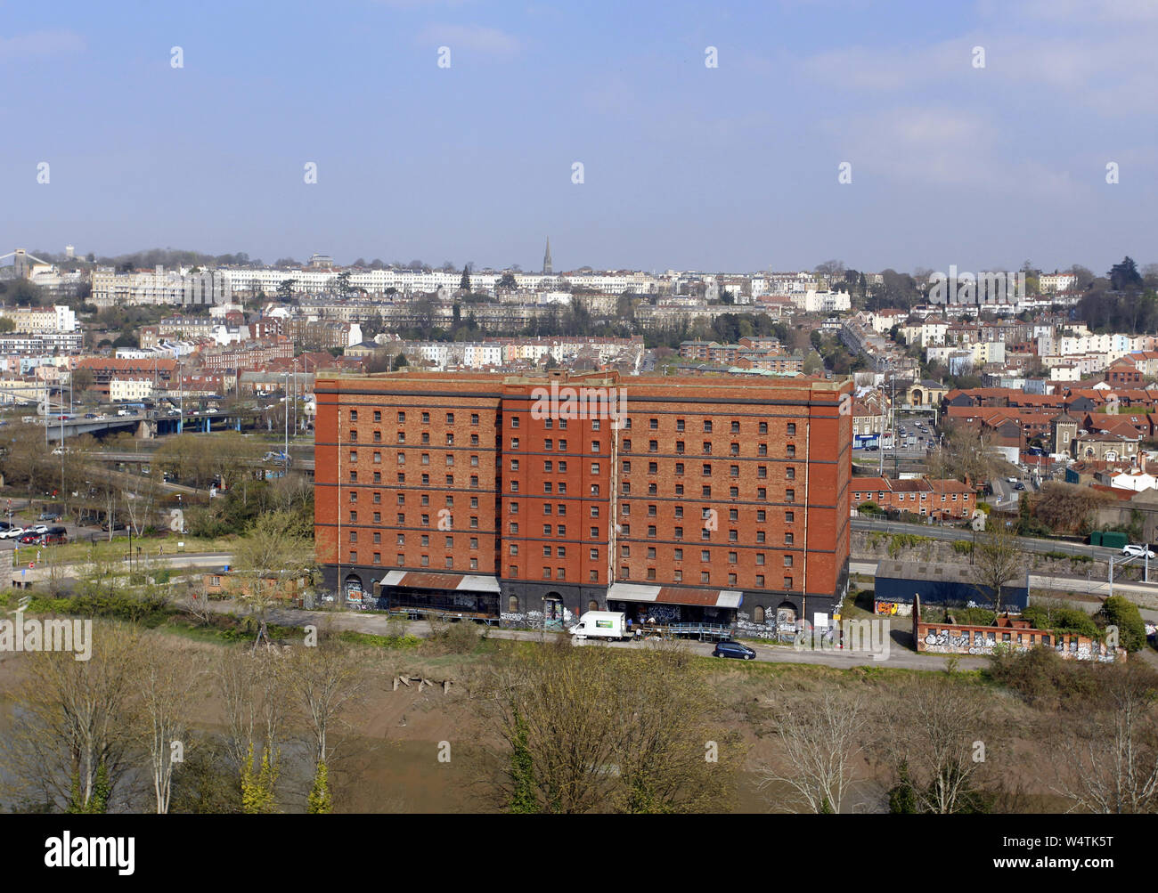 Vue aérienne de l'entrepôt de tabac servile à quais de Bristol avec Clifton Suspension Bridge en arrière-plan Banque D'Images