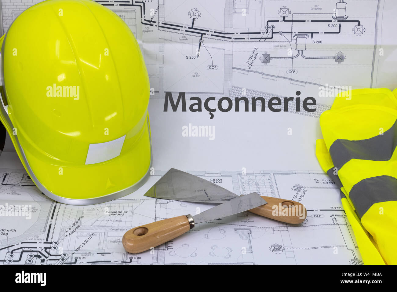 Des ressources graphiques de maçonnerie avec plan de maison et l'équipement de sécurité (matériel de maçonnerie maçonnerie maçonnerie est rédigé en français) Banque D'Images