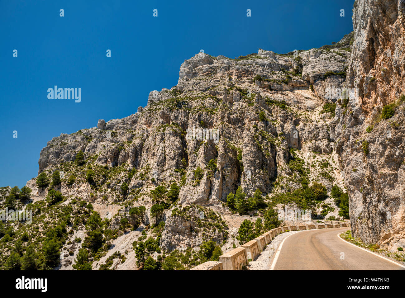 Affleurements montagneux de la Sierra del Chaparral éventail, plus de route A-4050, province de Grenade, Andalousie, Espagne Banque D'Images