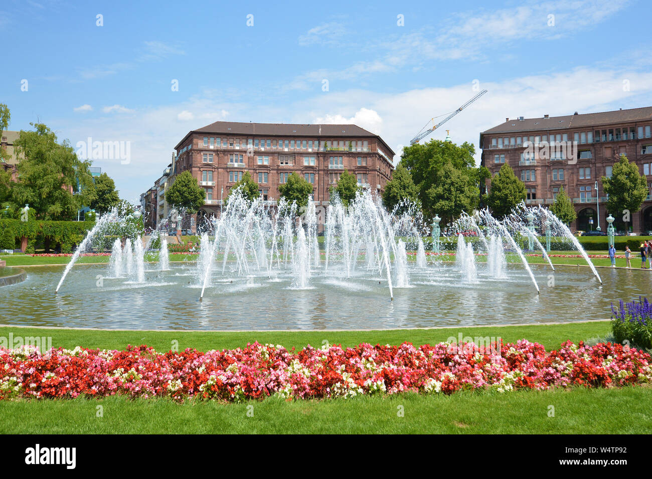 Grandes Fontaines d'eau dans le centre-ville de Mannheim en petit parc appelé 'Friedrichsplatz', un endroit populaire pour les habitants et les touristes de se reposer Banque D'Images