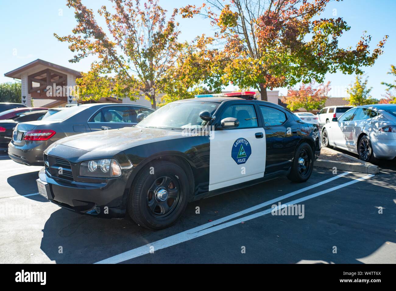 Lafayette véhicule de police garé à l'extérieur de la synagogue Temple Isaïe à Lafayette, en Californie, offrant une présence policière lors de Shabbat samedi matin, des services au cours de la semaine suivant la prise de masse d'un arbre de vie synagogue à Pittsburgh, le 3 novembre 2018. () Banque D'Images