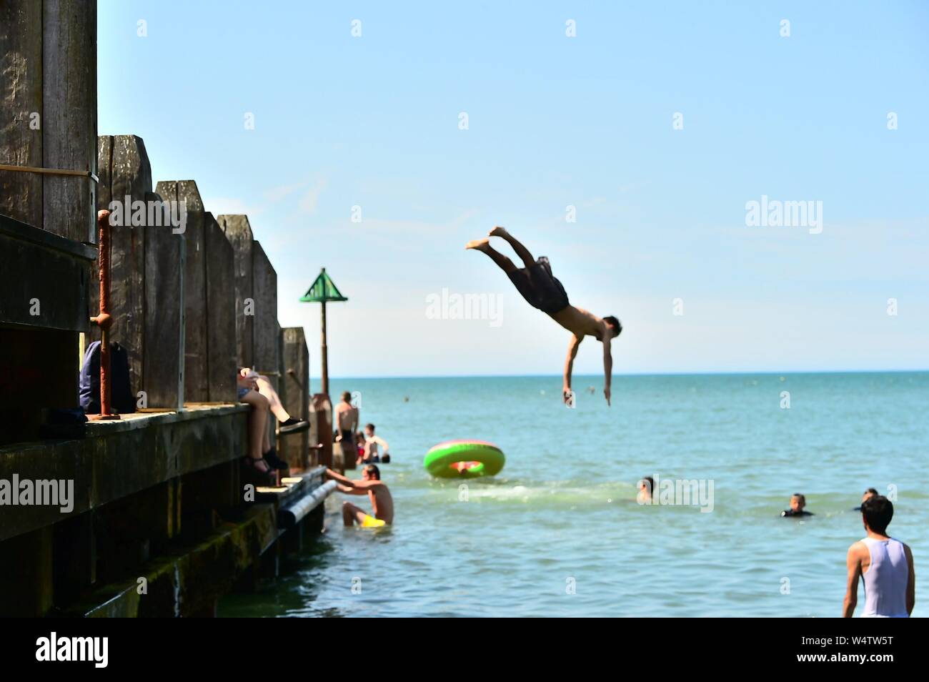 Aberystwyth, UK. Le 25 juillet, 2019. Météo France : Les gens au bord de la mer dans l'ouest du pays de Galles, Aberystwyth, sur encore une autre journée torride comme un panache d'air chaud continue de dominer le ROYAUME-UNI, avec la probabilité de températures record de 38 ou 39ºC dans certaines régions du sud à l'est cet après-midi. Crédit photo : Keith morris/Alamy Live News Banque D'Images