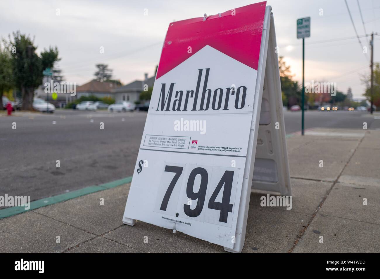 Faible angle de vue du signe de pliage avec logo pour les cigarettes de Marlboro, une marque de tabac Philip Morris, conglomérat avec : dépasser sept dollars, au centre-ville de Livermore, Californie, le 19 novembre 2018. () Banque D'Images