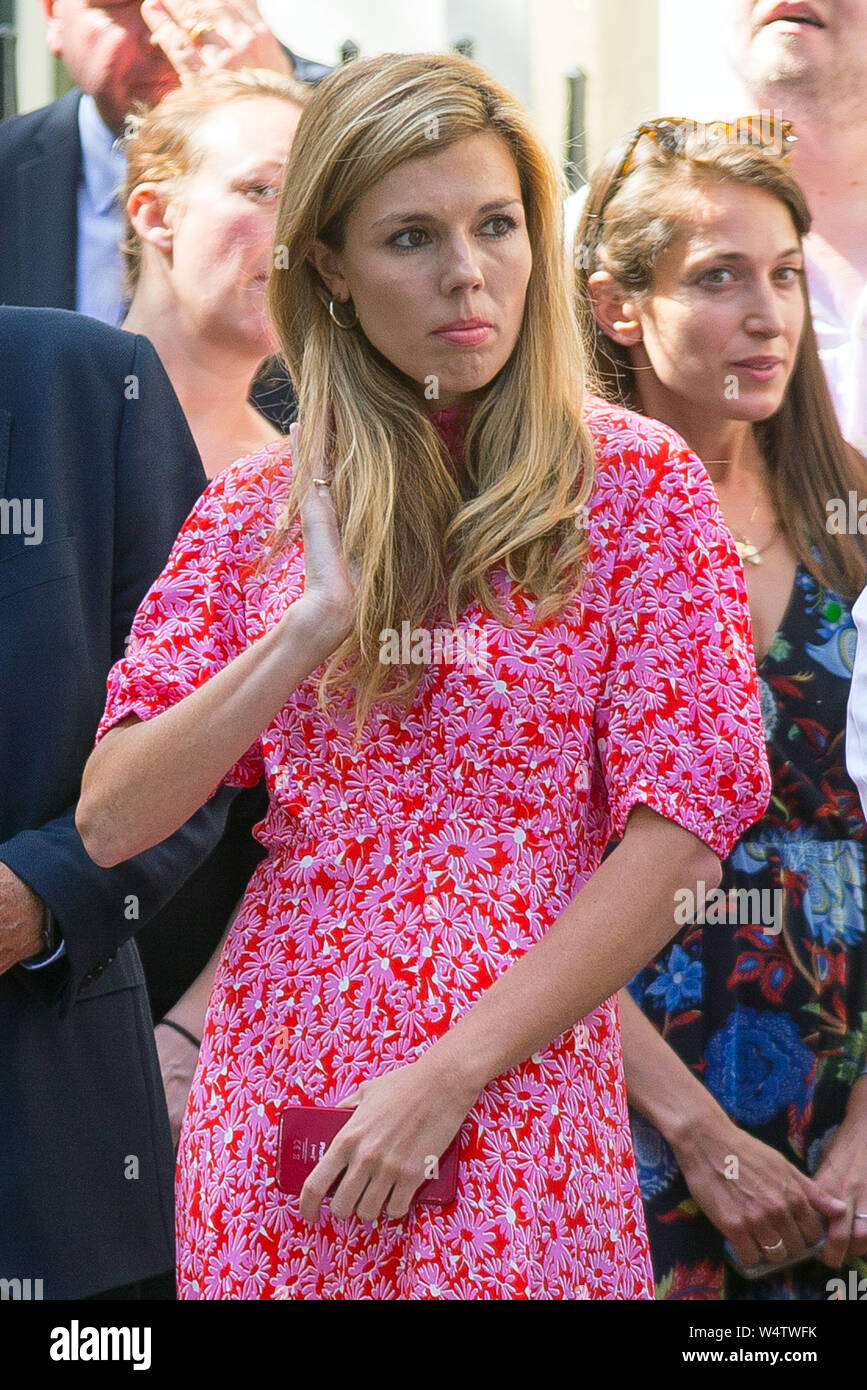 Carrie Symonds (aka pommes), petite amie du premier ministre, sur l'air et des acclamations son partenaire Boris Johnson MP sur Downing Street comme il fait son firs Banque D'Images