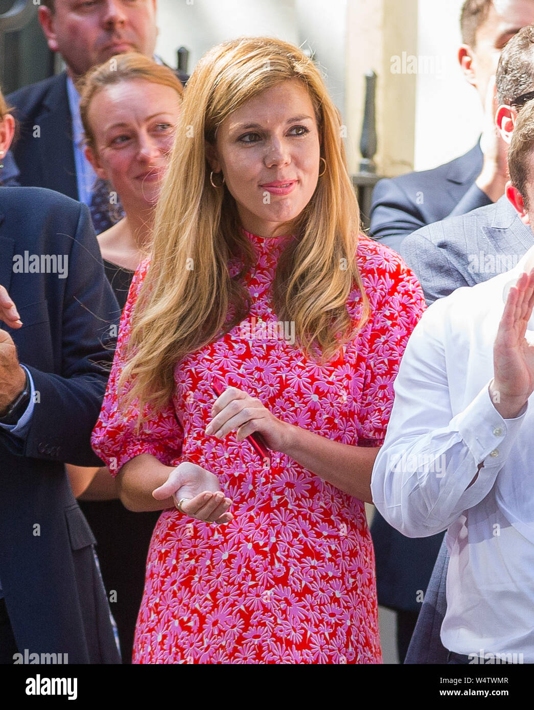 Carrie Symonds (aka pommes), petite amie du premier ministre, sur l'air et des acclamations son partenaire Boris Johnson MP sur Downing Street comme il fait son firs Banque D'Images