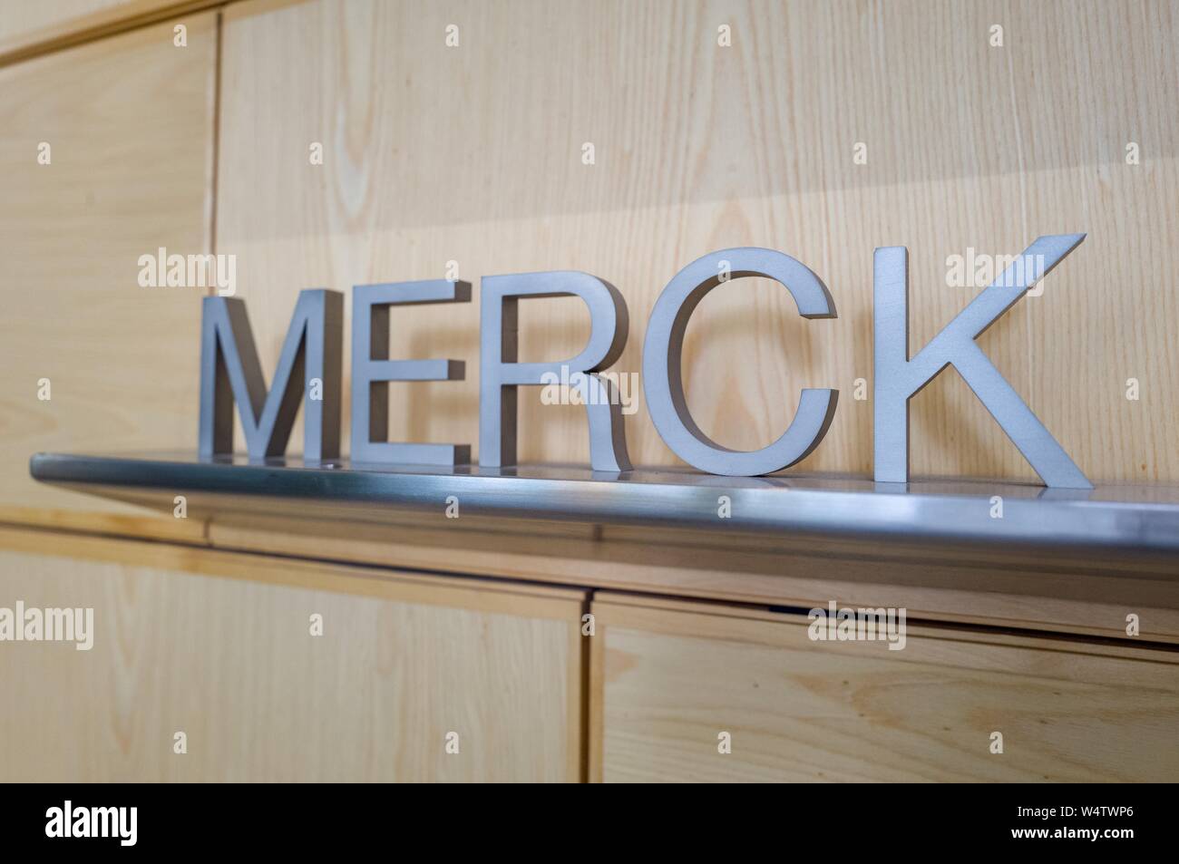 Close-up of cast metal signe pour l'entreprise pharmaceutique Merck dans la Mission Bay de San Francisco, Californie, le 13 novembre 2018. () Banque D'Images