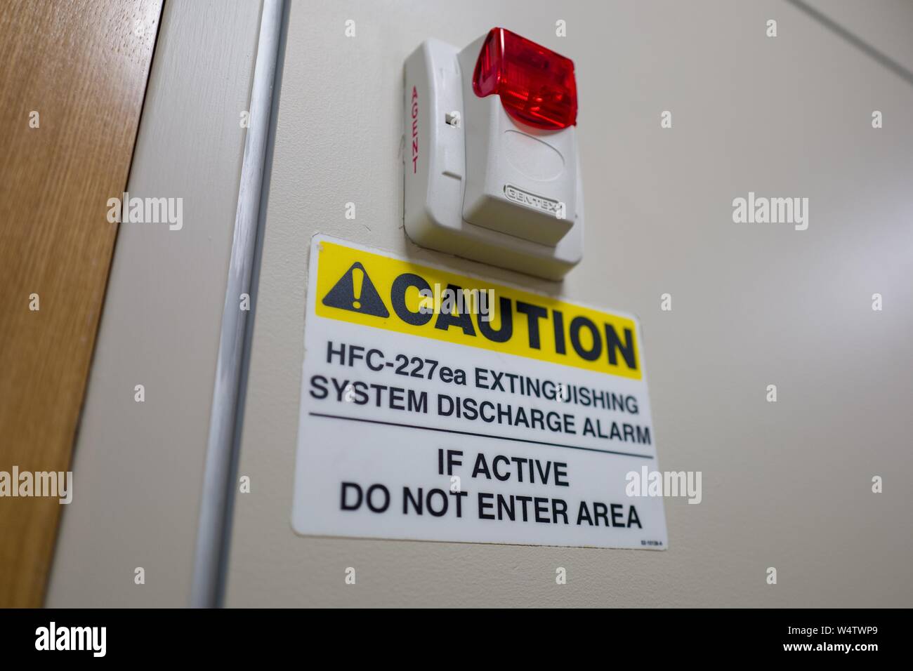 Close-up d'avertissement pour le système d'extinction incendie à gaz HFC-227ea à l'aide de l'agent, une pour les systèmes au Halon, dans un laboratoire de San Francisco, Californie ; suppression de l'incendie à gaz est souvent utilisé dans les bâtiments médicaux et scientifiques, où l'utilisation de systèmes de gicleurs traditionnelles serait dangereux ou de risque d'endommager les équipements sensibles, le 13 novembre 2018. () Banque D'Images