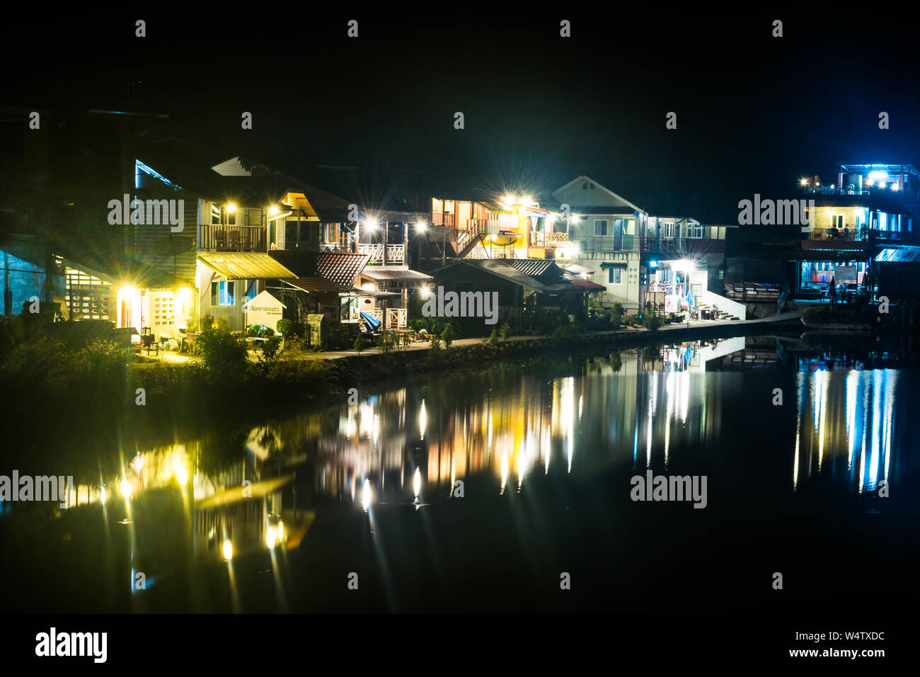 Kanchanaburi, Thaïlande - le 13 décembre 2017 : vue de la nuit de la belle E-Thong village, Pilok Thong Pha Phum,Parc National, la province de Kanchanaburi, Th Banque D'Images