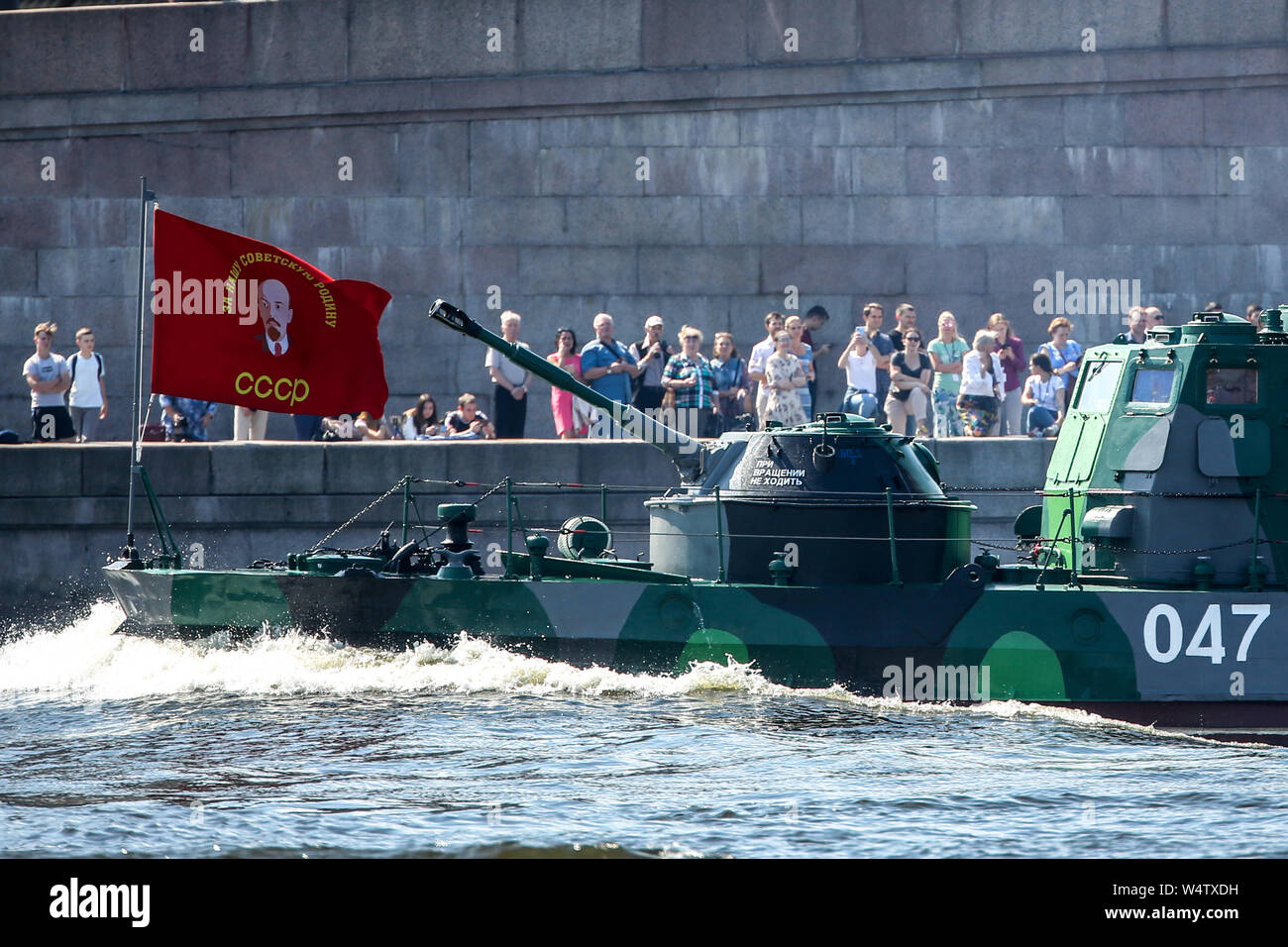 Saint Petersburg, Russie. Le 25 juillet, 2019. Une AK-248 véhicule blindé de bateau sur la rivière Neva lors d'une répétition pour la Marine Day Parade à St Petersbourg. Credit : SOPA/Alamy Images Limited Live News Banque D'Images