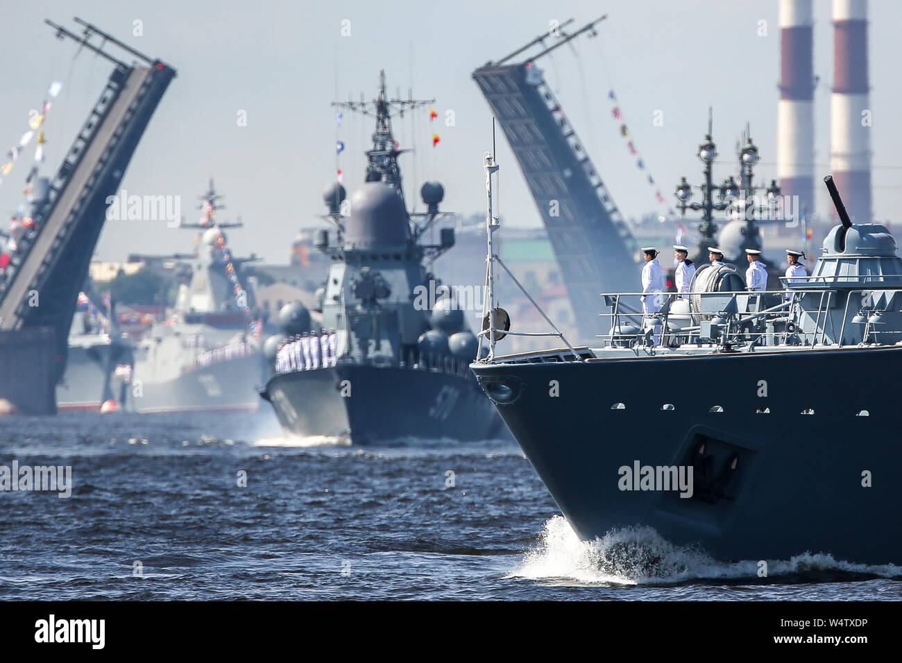 Saint Petersburg, Russie. Le 25 juillet, 2019. L'Obukhov Alexander sur le fleuve Neva démineur lors d'une répétition pour la Marine Day Parade à St Petersbourg. Credit : SOPA/Alamy Images Limited Live News Banque D'Images