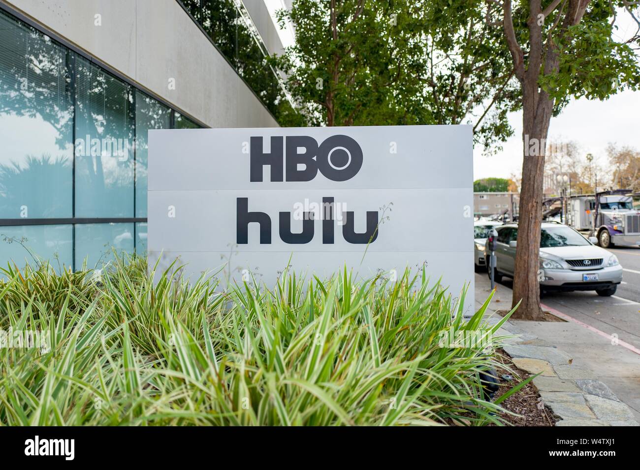 Signer avec les logos de Home Box Office (HBO) et Hulu streaming service à l'administration régionale dans la zone de plage de silicium de Los Angeles, Californie, le 10 décembre 2018. () Banque D'Images