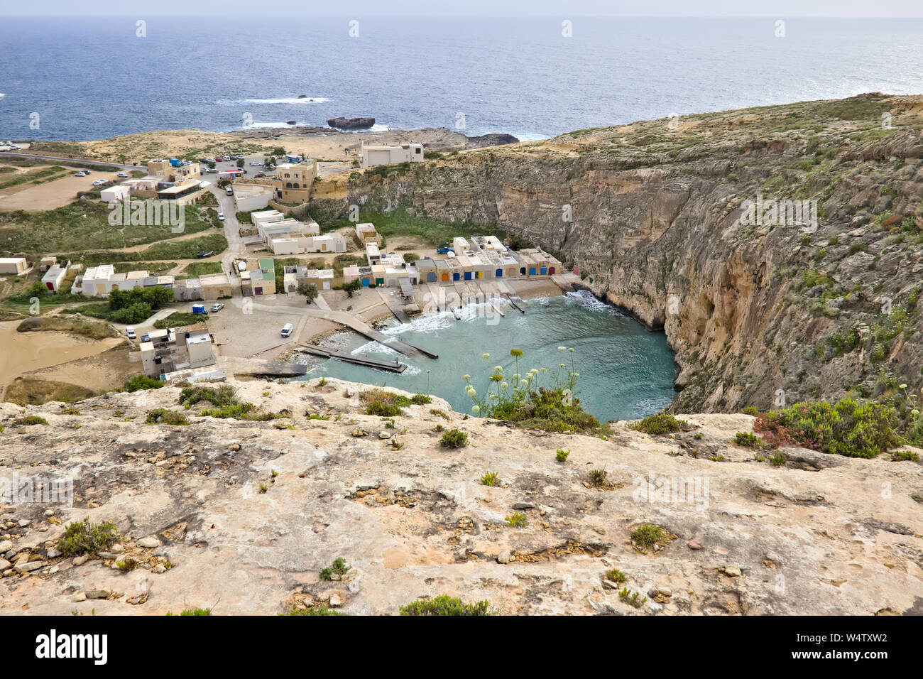 Spot de plongée (mer intérieure) avec peu de maisons dans l'arrière-plan vu du dessus à Gozo, Malte. Banque D'Images