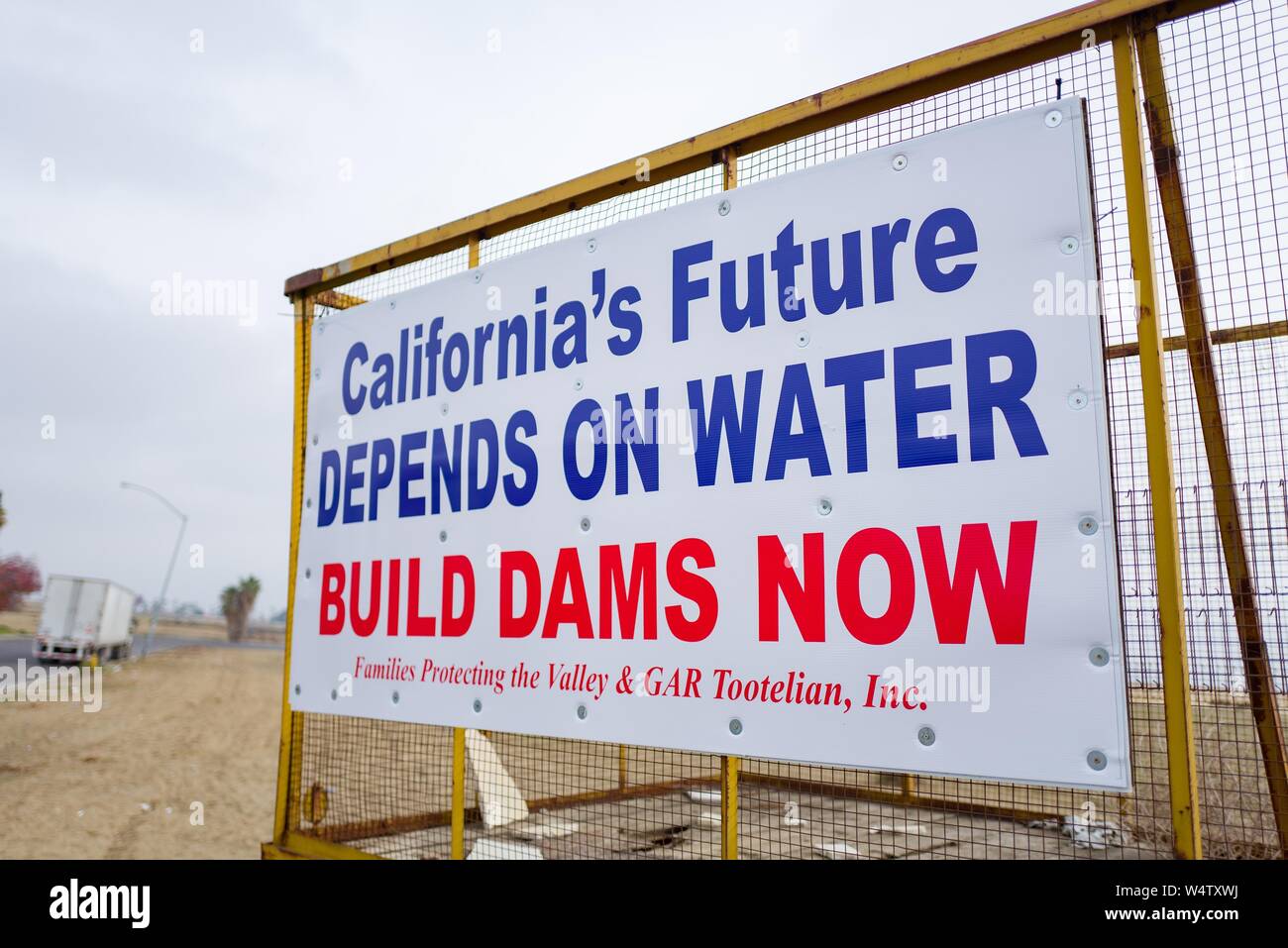 Inscrivez-vous dans la vallée de San Joaquin en Californie pour protester contre la politique de l'eau, avec lecture de texte dépend l'avenir de la Californie sur l'eau, construire des barrages, maintenant le long de l'autoroute Interstate 5, créé par groupe politique famille protégeant la vallée, 9 décembre 2018. () Banque D'Images