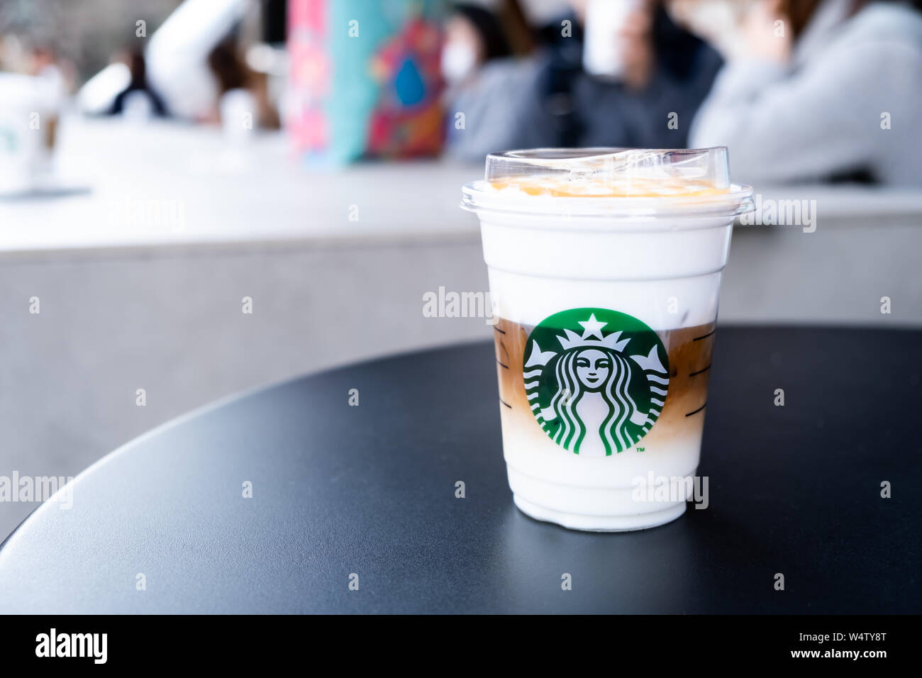 Tokyo, Japon - 17 mars 2019 : Avis de café Starbucks tasse avec logo de la marque sur la table en face de Starbucks Coffee parc Ueno Onshi, Tokyo, Japon. Banque D'Images